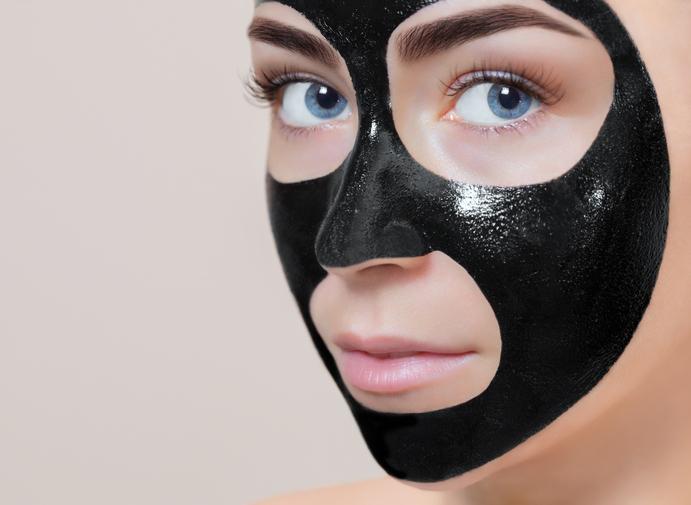 czarna maska oczyszczająca pory na skórze kobiety